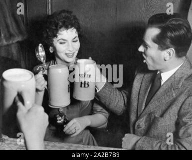 Die italienische Schauspielerin Gina Lollobrigida und ihr Ehemann Milko Skofic trinken Bier im Münchner Hofbräuhaus. Copyright Hinweis: Max Scheler/SZ Foto. Stockfoto