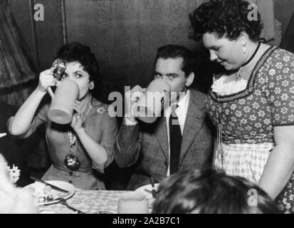 Die italienische Schauspielerin Gina Lollobrigida und ihr Ehemann Milko Skofic trinken Bier im Münchner Hofbräuhaus. Copyright Hinweis: Max Scheler/SZ Foto. Stockfoto