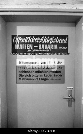 Gäste des Pistolenclubs Bayern e.V. Muenchen informiert sind mit Schildern über die Mittagspause. Der Verein wurde am 7. November 1961 gegründet und in den ersten Jahren einen Schießstand im Keller des Mathaeser komplex, nicht weit vom Stachus in München. Undatiertes Foto, vermutlich in den 1960er Jahren. Stockfoto