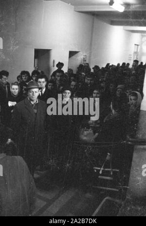 Einführung einer neuen Grippe Impfstoff, der aus der Chemischen Fabrik Ravensberg. Die Leute stehen Schlange, sich impfen zu lassen. Stockfoto