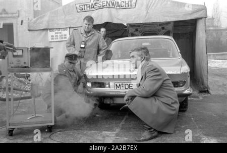 Der ADAC führt Abgasmessungen auf dem Königsplatz in München. Derzeit ein BMW wird getestet. Hinter dem Auto in der Hocke, der Schauspieler Blacky Fuchsberger. Stockfoto