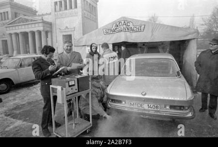 Auf dem Königsplatz in München, der ADAC führt Abgasmessungen. Ein BMW wird gerade getestet. Hinter dem Zähler, am Recht, der Schauspieler Blacky Fuchsberger. Stockfoto