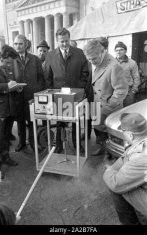 Der ADAC führt Abgasmessungen auf dem Königsplatz in München. Der CSU-Politiker Max Streibel (Mitte) und der Schauspieler Blacky Fuchsberger (r.) Blick auf das Messgerät. Stockfoto