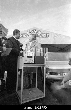 Der ADAC führt Abgasmessungen auf dem Königsplatz in München. Der CSU-Politiker Max Streibel (li.) und der Schauspieler Blacky Fuchsberger (r.) Blick auf das Messgerät. Stockfoto