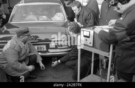 Der ADAC führt Abgasmessungen auf dem Königsplatz in München. Ein Mercedes 280 SE auf dem Prüfstand. Der CSU-Politiker Max Streibel hält die Messsonde im Auspuff. Auf der rechten Seite ist vermutlich Richard Suessmeier. Stockfoto