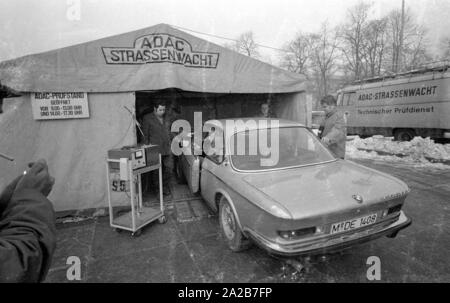 Am Königsplatz in München, der ADAC führt Abgasmessungen. Im Bild, ein BMW auf dem Prüfstand. Am Steuer sitzt der Schauspieler Blacky Fuchsberger. Stockfoto