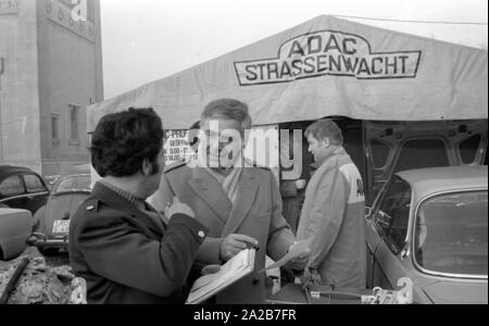 Am Königsplatz in München, der ADAC führt Abgasmessungen. Derzeit ist ein Auto getestet. Der Schauspieler Blacky Fuchsberger (vorne rechts) spricht mit einem Techniker. Stockfoto