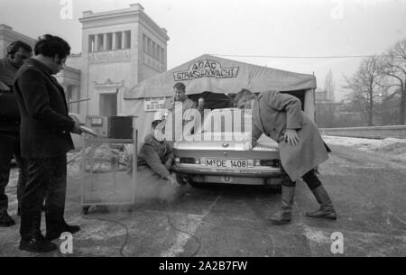 Am Königsplatz in München, der ADAC führt Abgasmessungen. Derzeit ein BMW wird getestet. Rechts im Bild, der Schauspieler Blacky Fuchsberger. Stockfoto