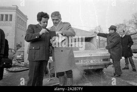 Der ADAC führt Abgasmessungen auf dem Königsplatz in München. Derzeit ein BMW wird getestet. Rechts vorne im Bild, der Schauspieler Blacky Fuchsberger. Stockfoto