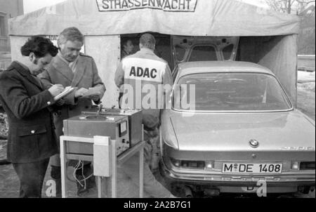 Der ADAC führt Abgasmessungen auf dem Königsplatz in München. Derzeit ein BMW wird getestet. Hinter dem Zähler, am Recht, der Schauspieler Blacky Fuchsberger. Stockfoto