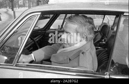 Der ADAC führt Abgasmessungen auf dem Königsplatz in München. Der Schauspieler Blacky Fuchsberger sitzt am Steuer des BMW. Stockfoto