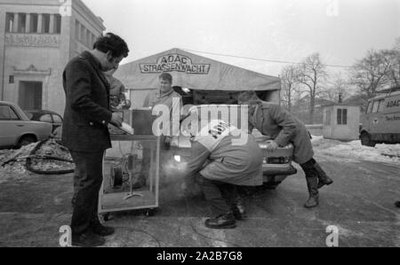 Der ADAC führt Abgasmessungen auf dem Königsplatz in München. Derzeit ein BMW wird getestet. Rechts im Bild, der Schauspieler Blacky Fuchsberger. Stockfoto