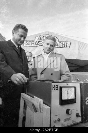 Der ADAC führt Abgasmessungen auf dem Königsplatz in München. Der CSU-Politiker Max Streibel (li.) und der Schauspieler Blacky Fuchsberger (r.) Blick auf das Messgerät. Stockfoto