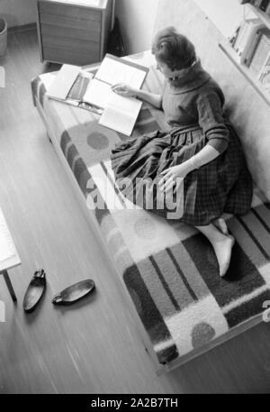 1961 Professor Dr. Hans Glatzel und dr. Helmut Canzler aus der Klinischen physiologische Abteilung des Max-Planck-Institut für Ernährungsphysiologie in Dortmund veröffentlicht eine Studie über ernährungs- physiologischen Brot Vergleiche. Das Bild zeigt eine der Testpersonen lag auf einem Bett - die Themen waren auch Apartments, in denen Sie während des Test-Serie lebte. Stockfoto