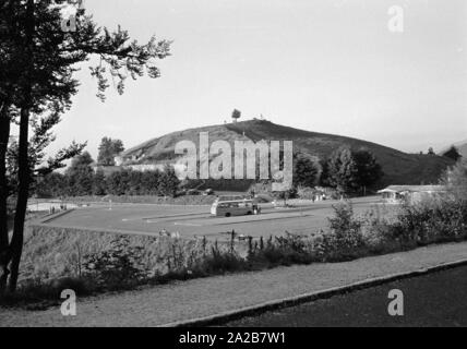 Blick auf einen Parkplatz im Berghof, möglicherweise den Kehlstein (Eagle's Nest) Parkplatz. Im Hintergrund ein aussichtshügel. Stockfoto