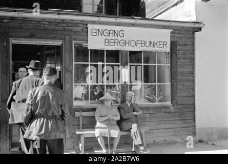 Blick auf den Eingang zum Berghof Bunker mit wartenden Besucher. Stockfoto