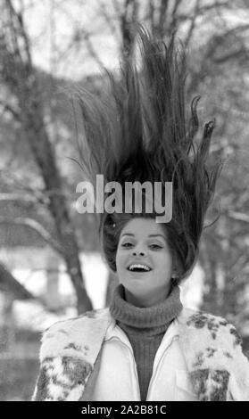 Die Schauspielerin Elisabeth Krogh an einem Fotoshooting (Standort unbekannt, wahrscheinlich während der Dreharbeiten in Österreich). Stockfoto