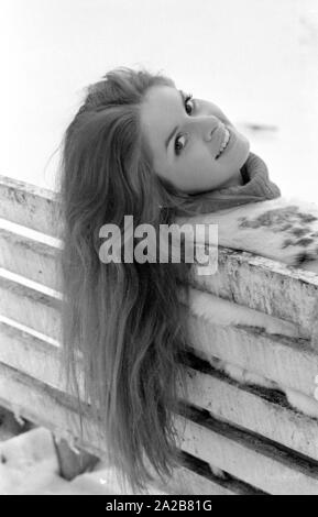 Die Schauspielerin Elisabeth Krogh an einem Fotoshooting (Standort unbekannt, wahrscheinlich während der Dreharbeiten in Österreich). Stockfoto