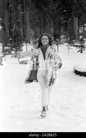 Die Schauspielerin Elisabeth Krogh an einem Fotoshooting (Standort unbekannt, wahrscheinlich während der Dreharbeiten in Österreich). Stockfoto