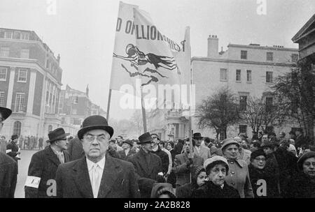 Die Veteranen 'Organisation' Verband der Jüdischen beim Kreis und Frauen' (AJEX) eine silentmarch von Marble Arch in der Deutschen Botschaft am 17. Januar 1960 organisiert, im Protest gegen das Wiederaufleben des Nazismus in Europa. Der einzelne Bürger beteiligen, sowie andere Organisationen, die nach dem Zweiten Weltkrieg. Ein Protestschreiben an den deutschen Botschafter präsentiert. Hier: Demonstranten Schilder halten, unter anderem mit der Aussage "Das Blut von Millionen schreit". Stockfoto