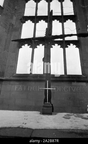 Symbole der Erinnerung und Versöhnung: das Kreuz der Nägel und die Verkohlten Kreuz auf dem Altar der zerstörten St Michael's Kathedrale in Coventry. An der Wand: "Vater vergib". Stockfoto