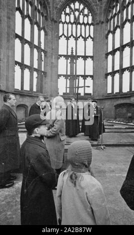 Der deutsche Bischof Otto Dibelius, gibt eine Rede, in der Ruine der Kathedrale von Coventry (Kathedrale Kirche des Hl. Michael) anlässlich der Grundsteinlegung für das "Internationale Zentrum für Versöhnung" an der gleichen Stelle. Hinter ihm auf der linken Seite, Reverend Bill Williams, der Pastor von conventry. Im Hintergrund auf dem Altar, dem Verkohlten Kreuz und das Kreuz der Nägel. Stockfoto