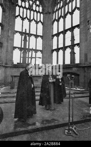 Der Grundstein zur Festlegung des "Internationalen Zentrum für Versöhnung" findet in der Ruine von St. Michael's Cathedral. Auf der linken Seite, Reverend Bill Williams, der Pastor von Conventry, auf der rechten Seite, Deutscher Bischof Otto Dibelius. Im Hintergrund auf dem Altar, dem Verkohlten Kreuz von Coventry. Stockfoto