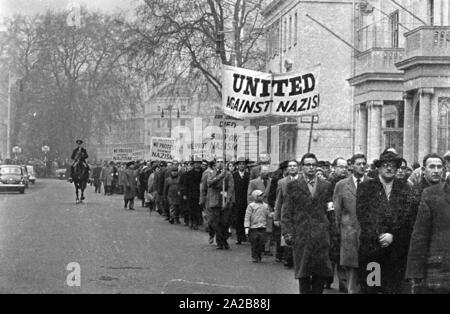 Die Veteranen 'Organisation' Verband der Jüdischen beim Kreis und Frauen' (AJEX) eine silentmarch von Marble Arch, um die Botschaft von Deutschland am 17. Januar 1960 organisiert, im Protest gegen das Wiederaufleben des Nazismus in Europa. Der einzelne Bürger beteiligen, sowie andere Organisationen, die nach dem Zweiten Weltkrieg. Ein Protestschreiben an den deutschen Botschafter in der Botschaft vorgestellt. Hier: Demonstranten bis Schilder mit der Aufschrift "United gegen den Nazismus', 'unsere Kameraden Gestorben heraus zu stempeln Nazismus" und "Wir protestieren gegen den Nationalsozialismus". Stockfoto