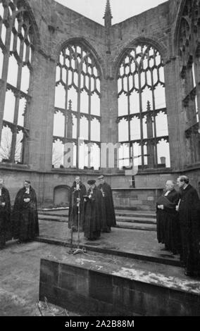 Der deutsche Bischof Otto Dibelius, gibt eine Rede, in der Ruine der Kathedrale von Coventry (Kathedrale Kirche des Hl. Michael) anlässlich der Grundsteinlegung für das "Internationale Zentrum für Versöhnung" an der gleichen Stelle. Hinter ihm auf der linken Seite, Reverend Bill Williams, der Pastor von conventry. Im Hintergrund auf dem Altar, dem Verkohlten Kreuz und das Kreuz der Nägel. Stockfoto