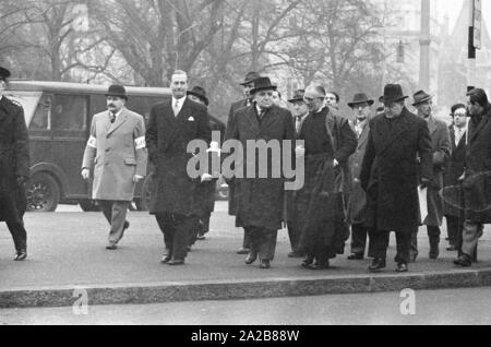 Die Veteranen 'Organisation' Verband der Jüdischen beim Kreis und Frauen' (AJEX) eine silentmarch von Marble Arch, um die Botschaft von Deutschland am 17. Januar 1960 organisiert, im Protest gegen das Wiederaufleben des Nazismus in Europa. Der einzelne Bürger beteiligen, sowie andere Organisationen, die nach dem Zweiten Weltkrieg. Ein Protestschreiben an den deutschen Botschafter in der Botschaft vorgestellt. Stockfoto