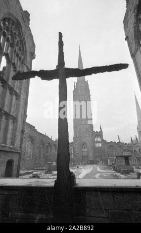 Die Verkohlten Kreuz von St. Michael's Cathedral in Coventry wurde von Holzbalken nach der Zerstörung der Kirche im Zweiten Weltkrieg. Stockfoto