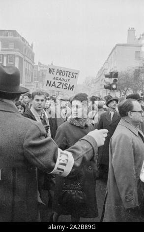 Die Veteranen 'Organisation' Verband der Jüdischen beim Kreis und Frauen' (AJEX) eine silentmarch von Marble Arch, um die Botschaft von Deutschland am 17. Januar 1960 organisiert, im Protest gegen das Wiederaufleben des Nazismus in Europa. Der einzelne Bürger beteiligen, sowie andere Organisationen, die nach dem Zweiten Weltkrieg. Ein Protestschreiben an den deutschen Botschafter in der Botschaft vorgestellt. Hier: Demonstranten Schilder halten mit dem Schriftzug "Wir protestieren gegen den Nationalsozialismus". Stockfoto