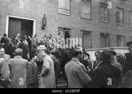 Die Veteranen 'Organisation' Verband der Jüdischen beim Kreis und Frauen' (AJEX) eine silentmarch von Marble Arch, um die Botschaft von Deutschland am 17. Januar 1960 organisiert, im Protest gegen das Wiederaufleben des Nazismus in Europa. Der einzelne Bürger beteiligen, sowie andere Organisationen, die nach dem Zweiten Weltkrieg. Ein Protestschreiben an den deutschen Botschafter in der Botschaft vorgestellt. Hier: Demonstranten und Reporter bei der Deutschen Botschaft zu sammeln. Stockfoto