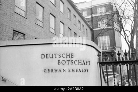 Am 17.01.1960 der Veteran Organisation Verband der Jüdischen beim Kreis und Frauen' (AJEX) eine silentmarch vom Marble Arch bei der Deutschen Botschaft in Protest gegen die resurfnce des Nationalsozialismus in Europa organisiert. Die einzelnen Bürger sowie andere Organisationen, die nach dem Zweiten Weltkrieg nahm auch im März. Bei der Botschaft ein Protestschreiben an den deutschen Botschafter präsentiert werden. Im Bild: die Deutsche Botschaft. Stockfoto