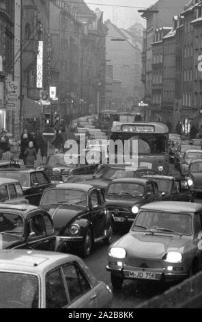 Es gibt starken Verkehr in der Sendlinger Straße in München. Stockfoto