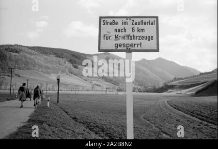 Das Dorf Zastler im Schwarzwald ist auf einer Straße, die mit dem Auto unpassierbar ist. Das Foto wurde im Rahmen eines Berichts über das Dorf Zastler, auf welche verwiesen wurde als "taatskolchose' (Staatliche kollektive Farm) und führte zu Diskussionen Anfang 1960 übernommen. Der Hintergrund der Name ist die Tatsache, dass die Mehrheit der Betriebe gehörte dem Staat oder der Staatlichen Forstverwaltung. Stockfoto