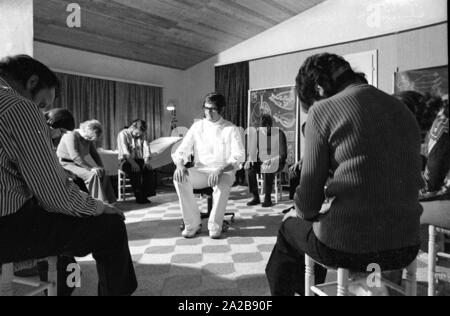 Der Arzt führt autogenes Training, ein Verfahren entwickelt, die von der Berliner Psychiater Johannes Heinrich Schultz. Es ist eine Methode, die einen Zustand der Entspannung durch Konzentration Übungen mit Autosuggestive Ideen zu erreichen. Stockfoto