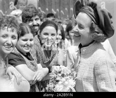 Ende April 1971 hat die belgische Königspaar besucht München. Im Bild: Königin Fabiola begrüßt die jubelnde Menge vor der Siemenswerke. Stockfoto