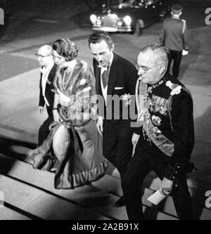 Ende April 1971 hat die belgische Königspaar besucht München. Im Bild: geladene Gäste auf den Stufen des National Theater. Stockfoto