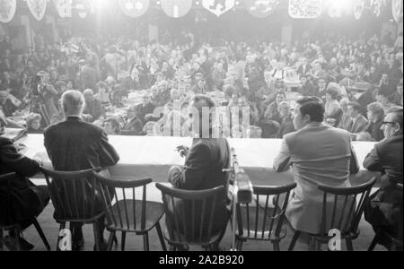 Blick in den großen Ballsaal des Schwabinger Braeuhaus. Am 03.04.1971 Die neonazistische Partei "Deutsche Volksunion" (heute NPD) seine erste Grosskundgebung in Schwabinger Bräu in München organisiert, unter der Leitung der Verleger Gerhard Frey. Es gab eine Kundgebung mit führenden Politikern, eine Gegendemonstration und Blockade des Gebäudes. Im Bild: die Führung der DVU. Stockfoto