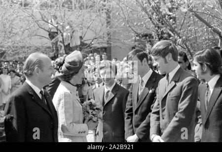 Ende April 1971 hat die belgische Königspaar besucht München. Im Bild: Königin Fabiola im Gespräch mit der menschenmenge vor der Siemenswerke. Stockfoto