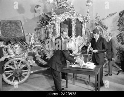 Ende April 1971 hat die belgische Königspaar besucht München. Im Bild: König Baudouin Zeichen ein Gästebuch. Stockfoto