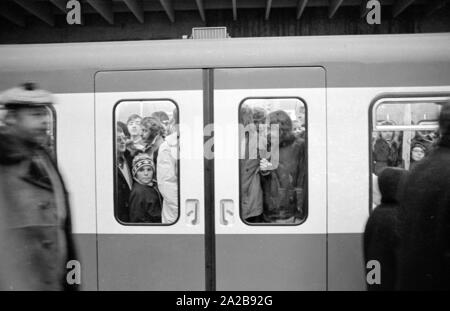 Wegen der Sonntagsfahrverbot Bürger von München sind zunehmend mit der U-Bahn an diesem Sonntag von 1973. Stockfoto