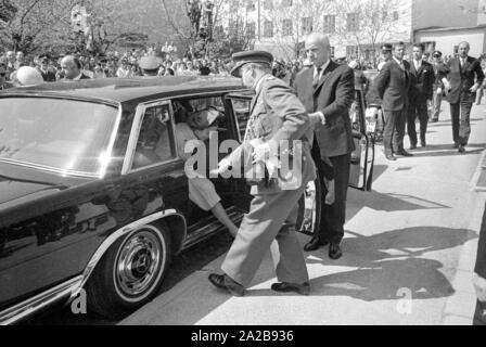 Ende April 1971 hat die belgische Königspaar besucht München. Im Bild: Königin Fabiola verlässt das Auto vor dem Siemens Werk. Stockfoto