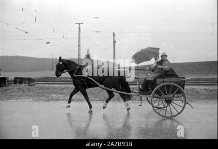 Während das Sonntagsfahrverbot von 1973 in den ländlichen Gebieten von Pferden gezogenen Fahrzeuge wie Kutschen verwendet werden. Stockfoto