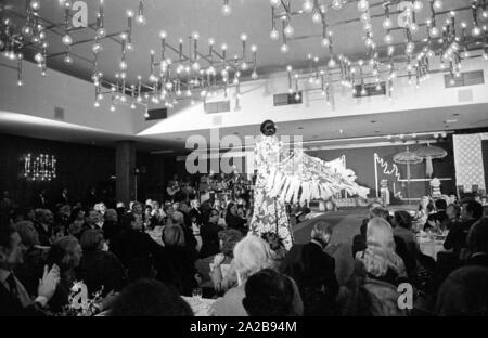 Unter dem Motto "Kunst und Mode aus Indonesien' eine Fashion Show findet im Hotel "Holiday Inn" (in München?). Stockfoto