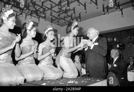 Unter dem Motto "Kunst und Mode aus Indonesien' eine Fashion Show findet im Hotel "Holiday Inn" (in München?). Stockfoto