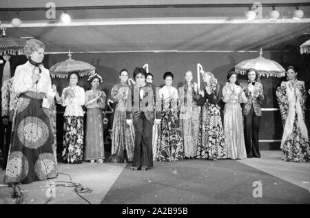 Unter dem Motto "Kunst und Mode aus Indonesien' eine Fashion Show findet im Hotel "Holiday Inn" (in München?). Stockfoto