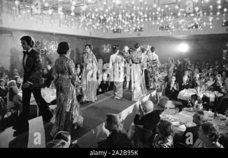 Unter dem Motto "Kunst und Mode aus Indonesien' eine Fashion Show findet im Hotel "Holiday Inn" (in München?). Stockfoto