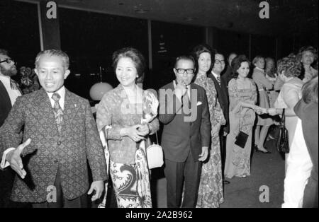 Unter dem Motto "Kunst und Mode aus Indonesien' eine Fashion Show findet im Hotel "Holiday Inn" (in München?). Stockfoto